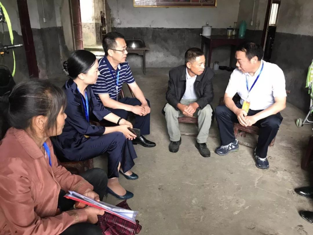 王槐生赴通山县洪港镇参加"聚力脱贫攻坚,人大代表在行动"活动